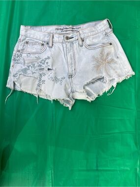 American Eagle high rise jeans shorts with parrot 🦜 embroidery 
Size 6